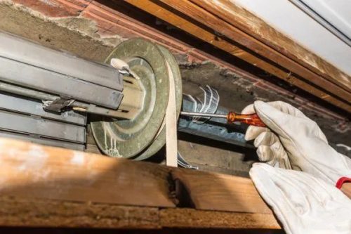 como reparar una persiana hombre destornilla - Arreglar Reparacion Persianas Alicante