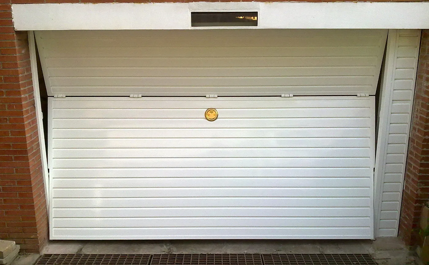 Instalación Reparación Persianas de Locales y Comercios reparar puerta basculante - Instalación Reparación Persianas de Locales y Comercios
