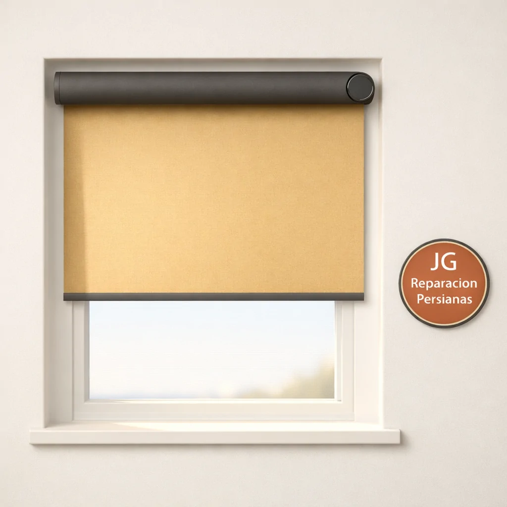 Persiana motorizada de color ocre en ventana blanca, iluminada por la mañana en Barcelona; instalación con garantía disponible.