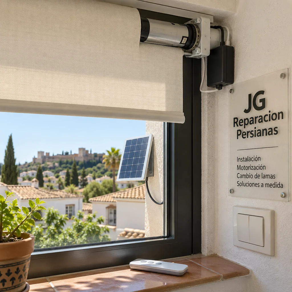 Detalle de persiana con motor tubular, interruptor, mando y panel solar; opciones de motorizaciu00f3n de persianas mu00e1s efectivas en un hogar espau00f1ol.